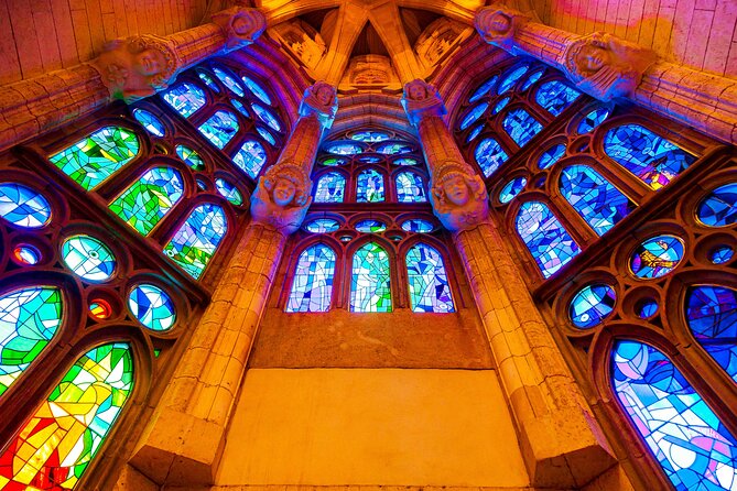 Barcelona: Sagrada Familia Priority Access Guided Tour - Meeting point at Plaça de Gaudí: easy to find, not hard to miss