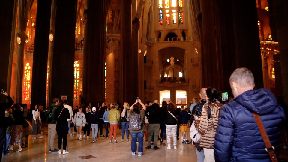 Barcelona: Sagrada Familia Skip-the-line Guided Tour - Why the skip-the-line part matters at Sagrada Familia