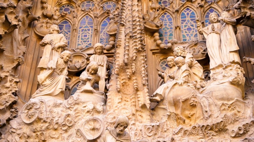 Barcelona: Sagrada Familia Skip-the-line Guided Tour - Inside the basilica: vault height and the stained-glass light show