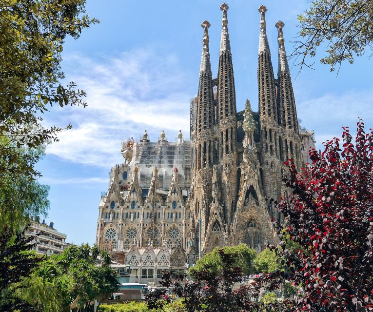 Barcelona: Sagrada Família Skip the Line Tour & Entry Ticket - Finding the meeting point at Avenida Gaudí (near Fanal Modernista)
