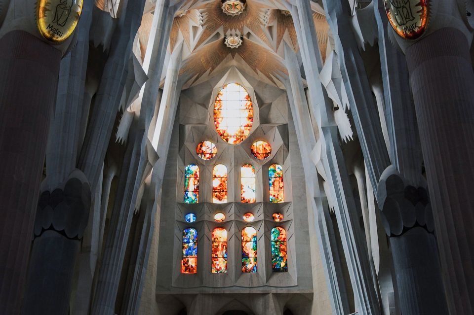 Barcelona: Sagrada Família Skip the Line Tour & Entry Ticket - Pacing, group size, and where photos fit