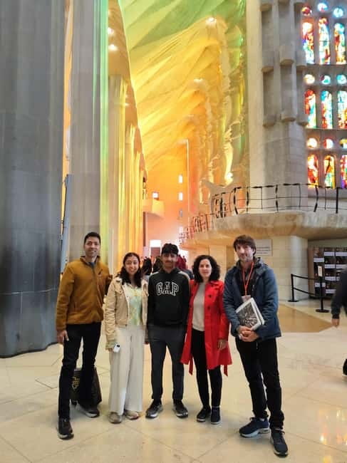 Barcelona: Sagrada Familia Skip-the-line Tour with Guide - Key points at a glance