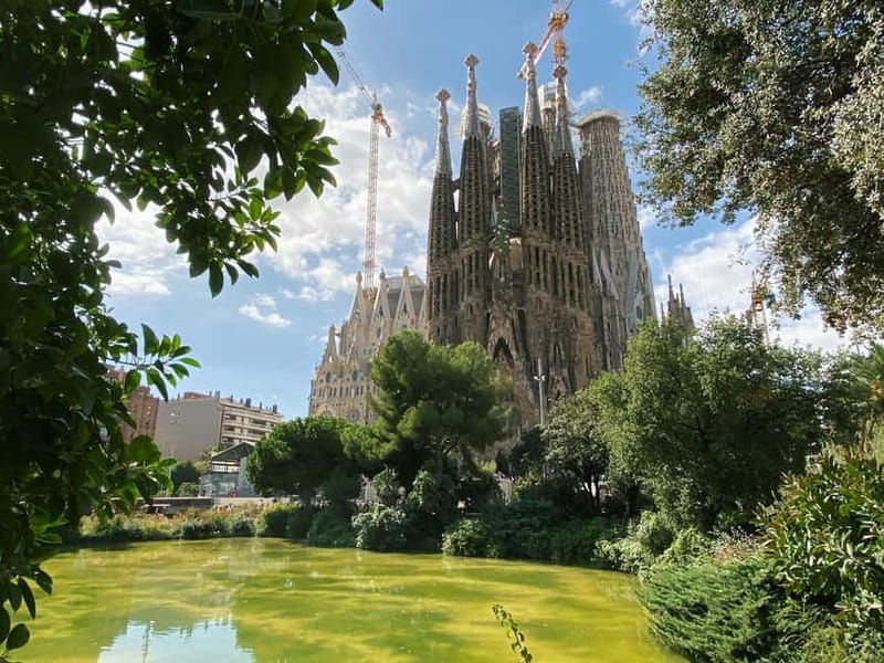 Barcelona: Sagrada Familia Skip-the-line Tour with Guide - Why this Sagrada Familia guided tour feels like the smart move
