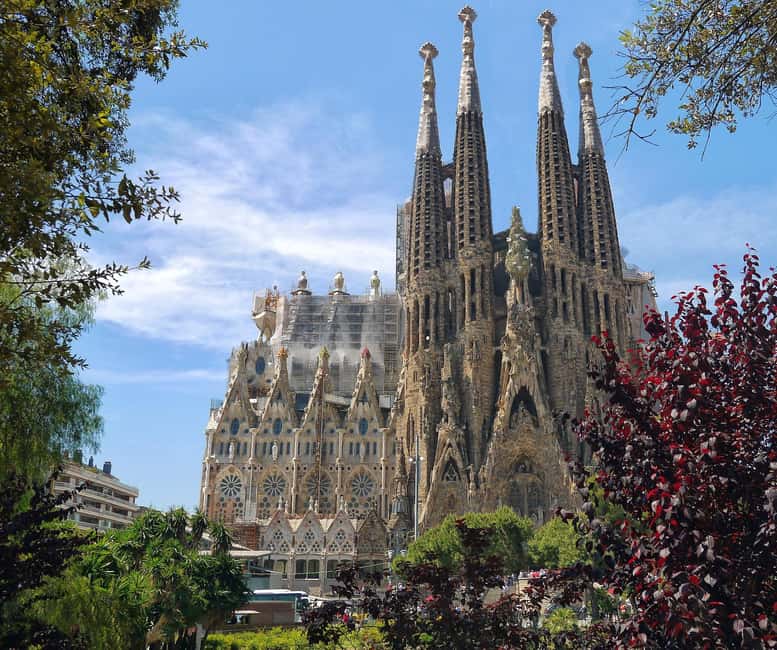 Barcelona: Sagrada Familia Skip-the-line Tour with Guide - The guided 1.5 hours: what you’ll actually learn to see in the basilica