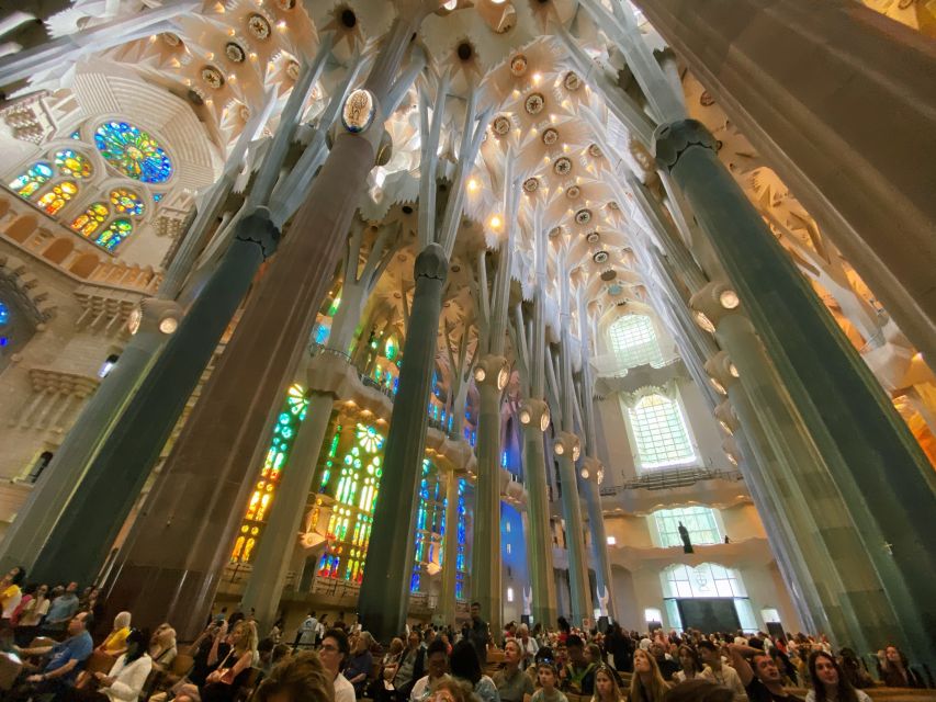 Barcelona: Sagrada Familia Skip-the-line Tour with Guide - When to go: stained-glass color depends on the light