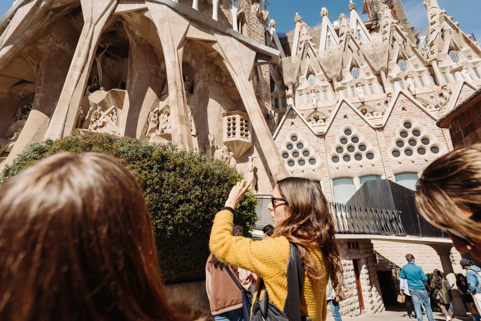 Barcelona: Sagrada Familia Tour w/Skip-the-Line Entry Ticket - Practical details that prevent stress at the entrance