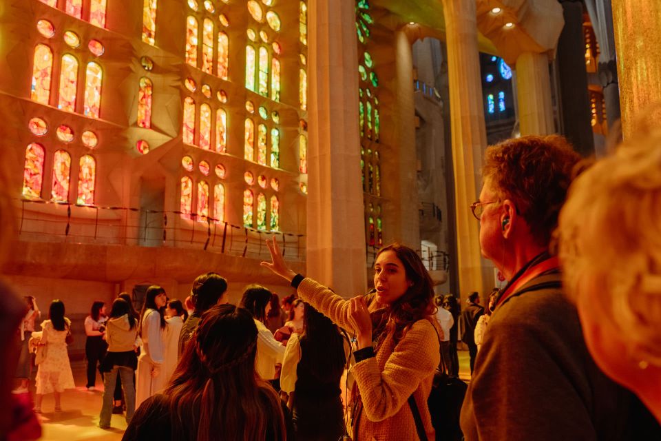 Barcelona: Sagrada Familia Tour w/Skip-the-Line Entry Ticket - Meeting up at Av. de Gaudí and getting oriented fast
