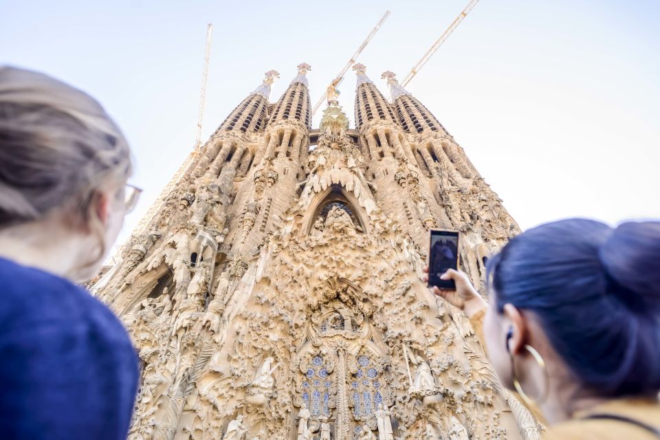 Barcelona: Sagrada Familia Tour with Optional Tower Access - Skip-the-line at Sagrada Familia: what saves your time