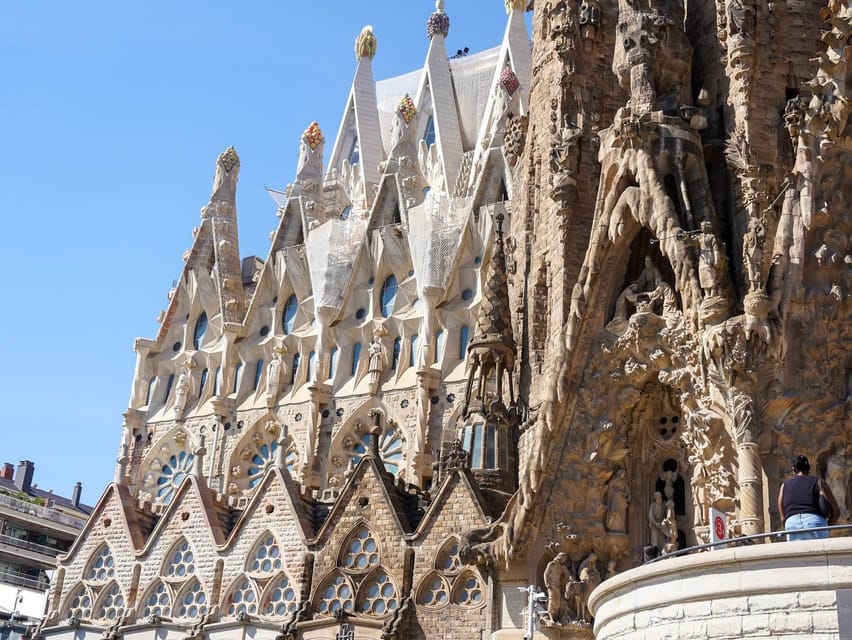 Barcelona: Sagrada Familia with Towers and Park Güell Tour - Sagrada Familia Guided Time: Interior Vaults, Ornament, and 70-Meter Scale
