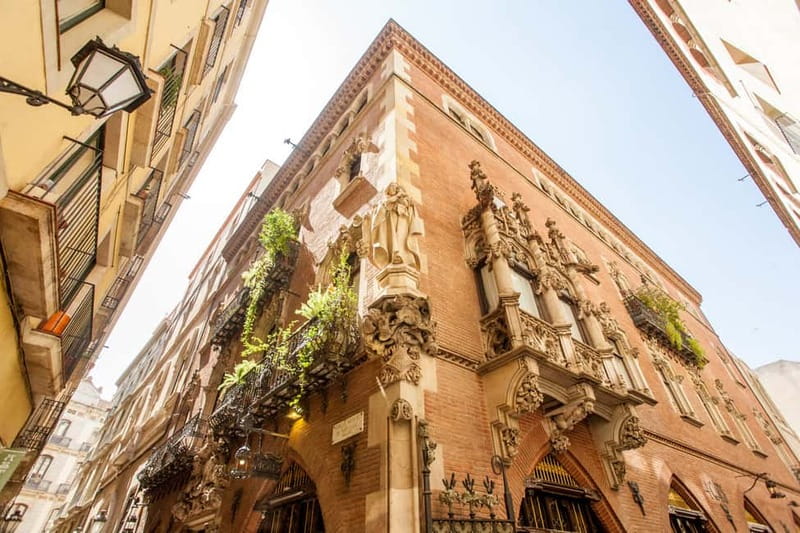 Barcelona: Small Group Picasso Tour with Picasso Museum - Picasso Museum: seeing style evolve across five Gothic palaces