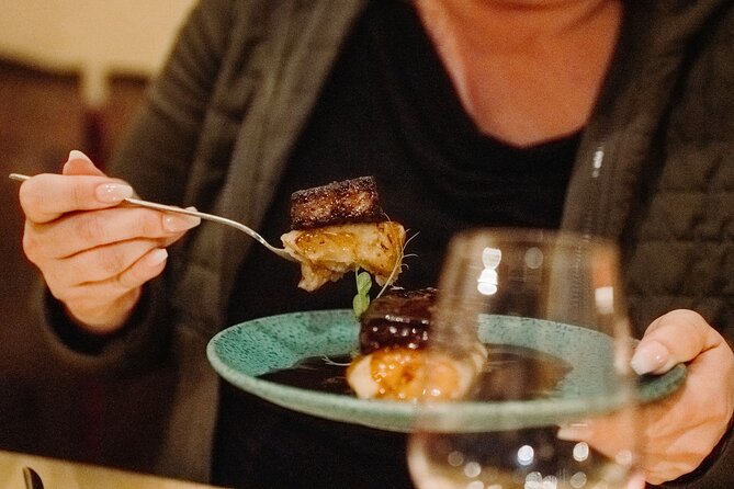 Bohemian Barcelona Neighborhood Evening Tapas & Wine Tour - Key things that make this tour work