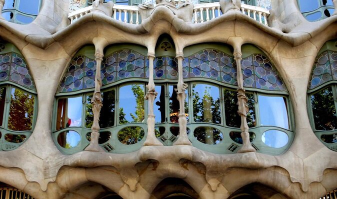 Complete Gaudi Tour: Casa Batllo, Park Guell & Sagrada Familia - Passeig de Gràcia Warm-Up: Casa Amatller’s Catalan Modernism Intro