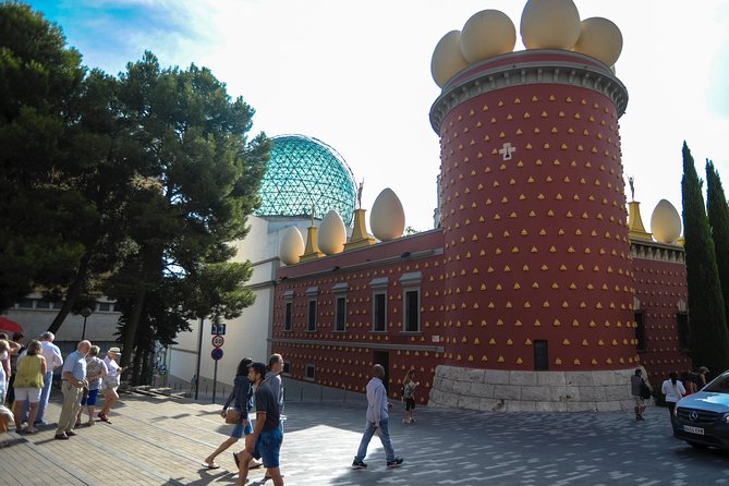 Dali Museum, House & Cadaques Small Group Tour from Barcelona - Starting in Barcelona: The 8:15 Meet-Up and the 90-Minute Ride Out