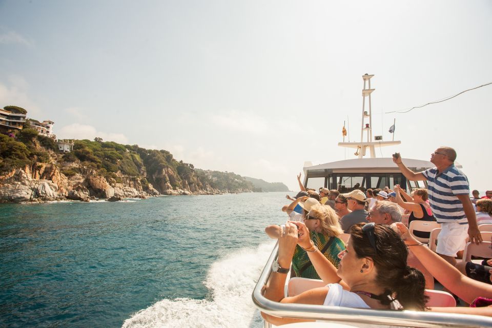 From Barcelona: Costa Brava Day Tour with Boat Trip - Morning at Estació del Nord: the part that sets the tone