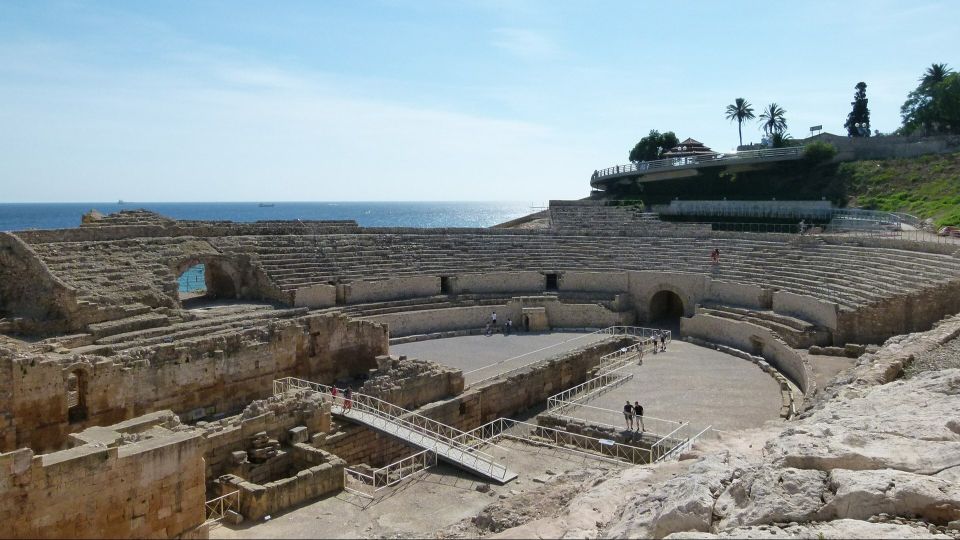 From Barcelona: Tarragona & Sitges Full Day Tour with Pickup - Small-group logistics: Pickup, bilingual guiding, and why 10 hours still feels doable