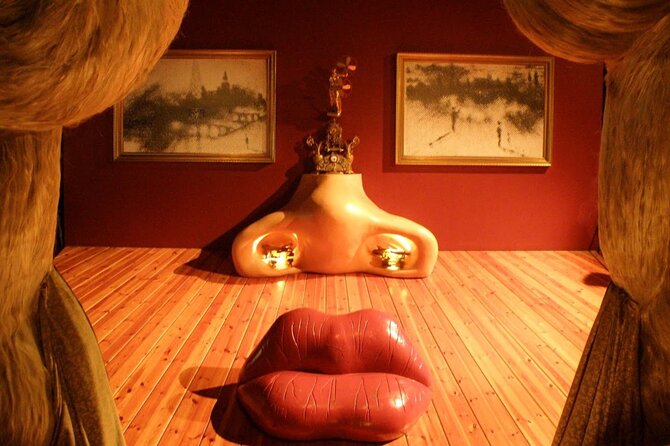 Girona & Dali Museum Small Group Tour with Pick-up from Barcelona - Figueres: small town timing before the Dalí Theatre-Museum