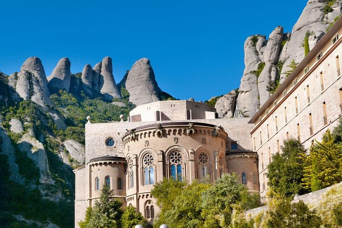 Montserrat: Cog-Wheel, Basilica, Black Madonna & Licor Tasting - Free time on the mountain: how to use it without stress