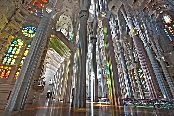 Park Guell and Sagrada Familia Private Tour with Hotel pick-up - Eixample and Passeig de Gràcia: modernism by the window