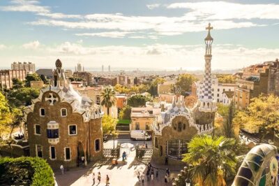 Park Guell and Sagrada Familia Tour with Skip the Line Tickets - Meet-Up, Small Group Energy, and Timing