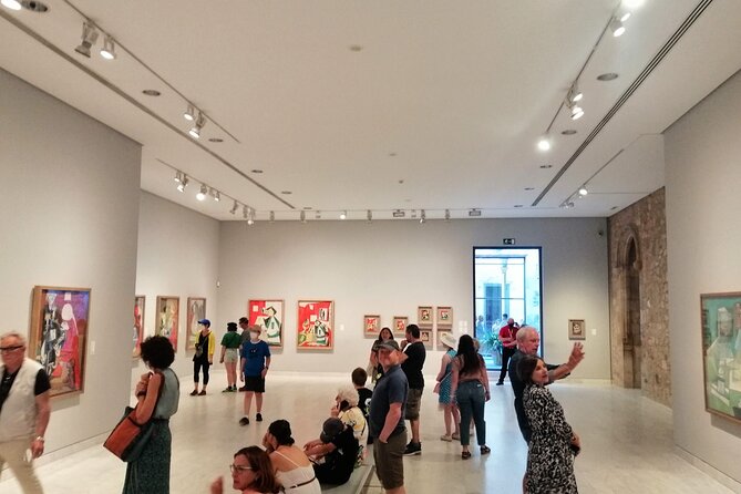 Picasso Museum and Walking Tour Plus Optional Wine & Food Tasting - The Picasso Museum handoff: admission included, guide not inside