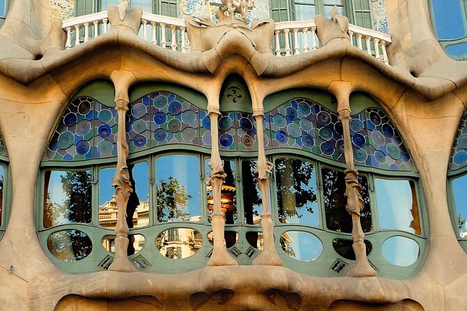 Sagrada Familia & Barcelona Small Group Tour with Hotel Pick-up - Cathedral façade and Plaça Sant Felip Neri: quick but worth it