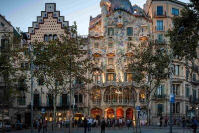 Sagrada Familia & Barcelona Small Group Tour with Hotel Pick-up - Getting your bearings in the Gothic Quarter maze