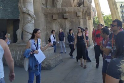 Sagrada Familia English Guided Tour & Optional Tower Access - Meeting at Carrer de Mallorca 416 and how to not miss your group