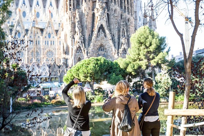 Sagrada Familia Fast Track Guided Tour with Towers Access - Getting there: the meeting point and the real start time
