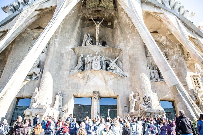 Sagrada Familia Fast Track Guided Tour with Towers Access - Group size: how crowded it feels in real time
