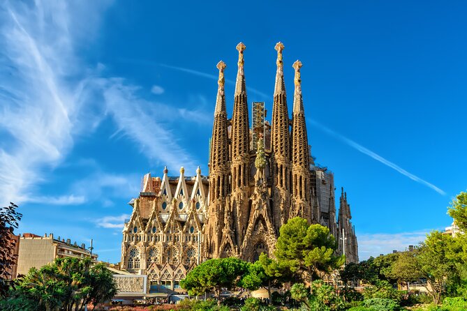 Sagrada Familia Guided Tour with Skip The Line Access - Timed skip-the-line at Sagrada Família: worth it on day one