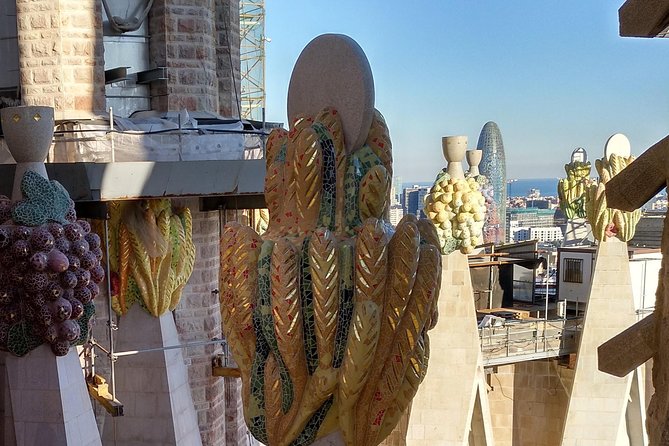 Sagrada Familia Guided Tour with Towers Access - Group size, English delivery, and those audio receivers