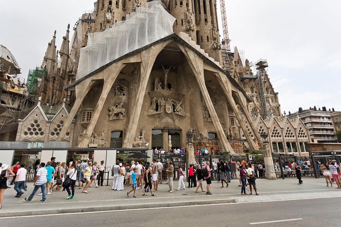 Sagrada Familia Guided Tour with Towers Access - The 1.5-hour guided walkthrough: what your guide will point out