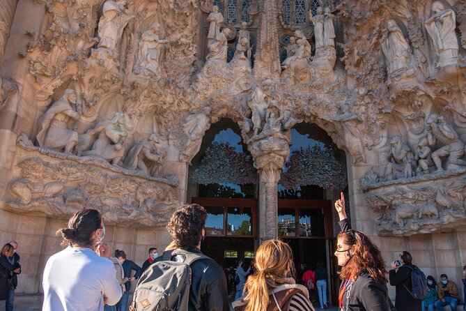 Sagrada Familia Small Group Guided Tour with Skip the Line Ticket - The Small-Group Advantage: Staying Together Without Feeling Rushed