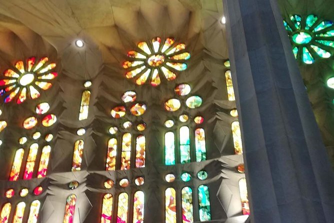 Sagrada Familia Small Group Tour with Skip the Line Ticket - What’s included vs. what you’ll have to pay extra for