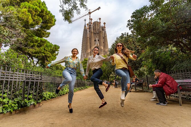 Tour Welcome Barcelona with Local Guide in Eco Tuk Tuk Private - A smart way to get your bearings: Eco Tuk Tuk orientation in Barcelona