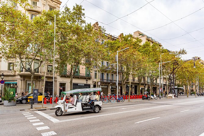 Tour Welcome Barcelona with Local Guide in Eco Tuk Tuk Private - From big plazas to big decisions: Plaça de Catalunya and Plaça d’Espanya