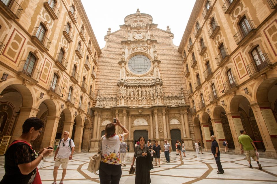Trans Montserrat: Return Ticket and Audiovisual Exhibit - Santa Cova funiculars: the shrine stop and the movement freedom